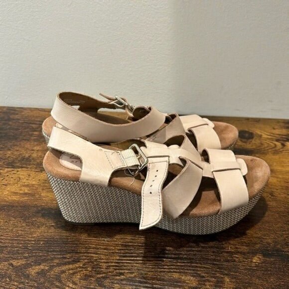 Clarks Shoes - Clarks taupe wedge leather sandal size 7